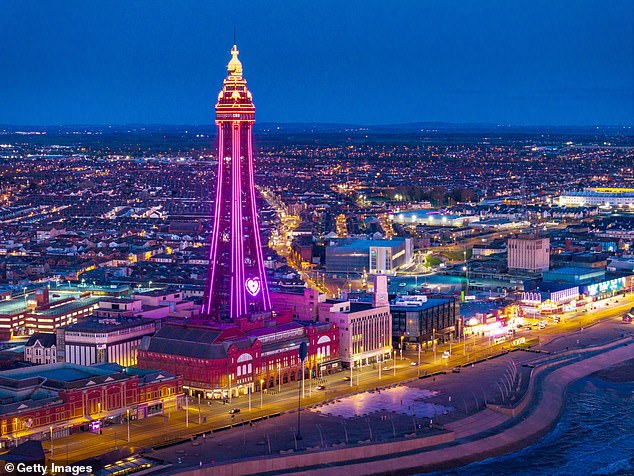 Eine Luftaufnahme des Blackpool Tower und der Promenade bei Nacht am 17. April 2024