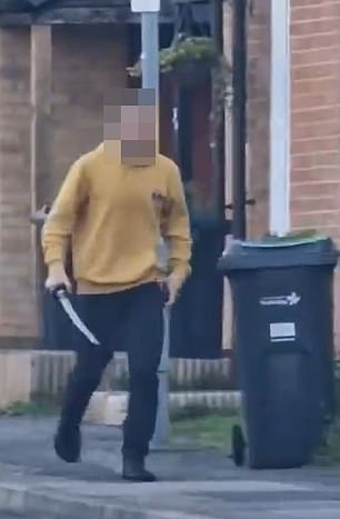 Ein Mann „mit einer Machete“ wurde gesehen, wie er „durch die Straßen von Ost-London streifte“