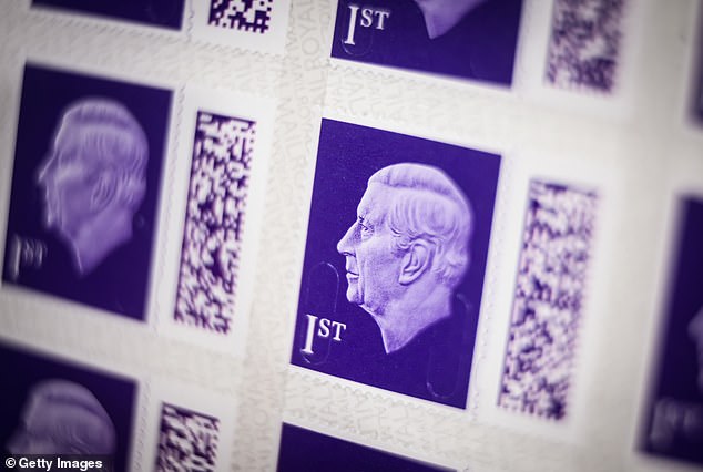 Royal Mail wird den Empfängern für die Abholung von Briefmarken, die als gefälscht gelten, bis mindestens Juli keine Gebühren in Höhe von 5 £ mehr in Rechnung stellen und gleichzeitig eine Smartphone-App entwickeln, um Fälschungen hervorzuheben