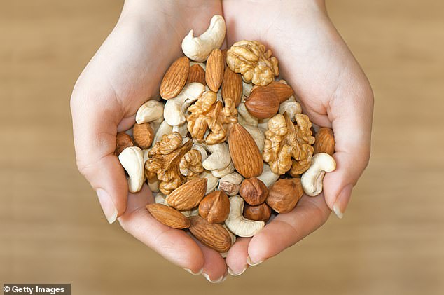Die ernährungsphysiologischen Vorteile von Nüssen wie Mandeln und Walnüssen sowie von Samen wie Leinsamen und Mohn sind vergleichbar mit denen von Obst und Gemüse, heißt es in einem Bericht