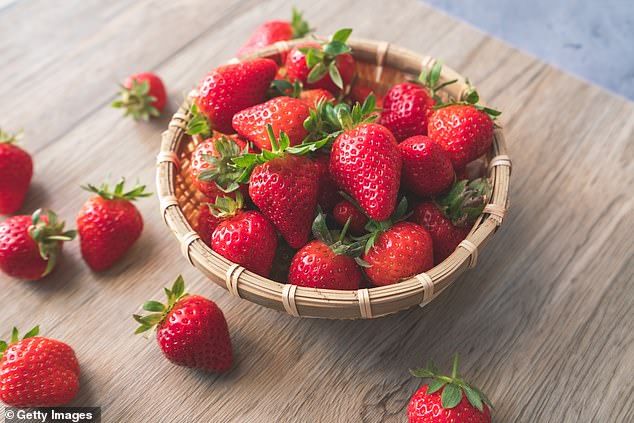 Ein staatliches Testprogramm überprüfte im Vereinigten Königreich zum Verkauf angebotene Frischwaren, von denen einige aus Übersee importiert wurden.  Es wurde festgestellt, dass 95 Prozent der Erdbeeren PFAS enthielten.  Aktie