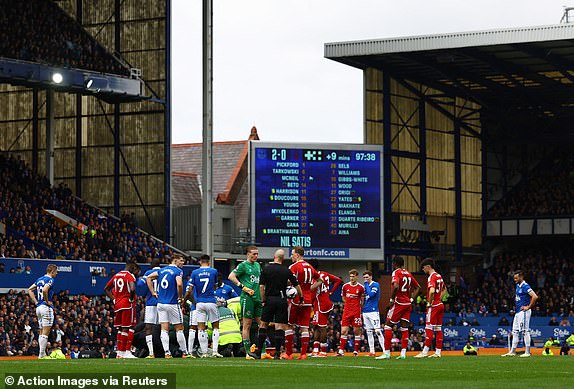Soccer Football - Premier League - Everton v Nottingham Forest - Goodison Park, Liverpool, Britain - April 21, 2024 General view as Everton's Beto receives medical attention after sustaining an injury Action Images via Reuters/Lee Smith NO USE WITH UNAUTHORIZED AUDIO, VIDEO, DATA, FIXTURE LISTS, CLUB/LEAGUE LOGOS OR 'LIVE' SERVICES. ONLINE IN-MATCH USE LIMITED TO 45 IMAGES, NO VIDEO EMULATION. NO USE IN BETTING, GAMES OR SINGLE CLUB/LEAGUE/PLAYER PUBLICATIONS.