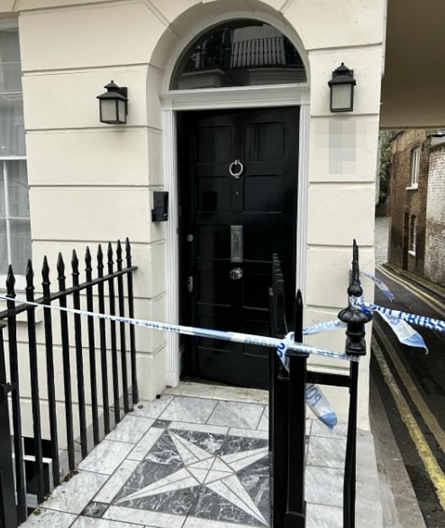 Die Eingangstür des Hauses am Stanhope Place.  Augenzeugen berichteten, die Polizei habe die Tür aufgebrochen, um Zugang zum Grundstück zu erhalten, nachdem sie besorgte Anrufe von Freunden der Frau erhalten hatten