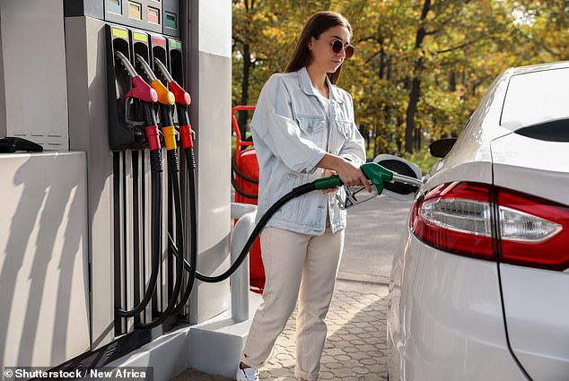 Angesichts der steigenden Kraftstoffpreise – Benzin kostet derzeit 149,2 Pence und Diesel 157,7 Pence pro Liter – wollen Autofahrer den günstigsten Ort zum Tanken wählen.  Aber die AA stellte fest, dass nur 11 Supermärkte weniger als 140 Pence/Liter verlangen