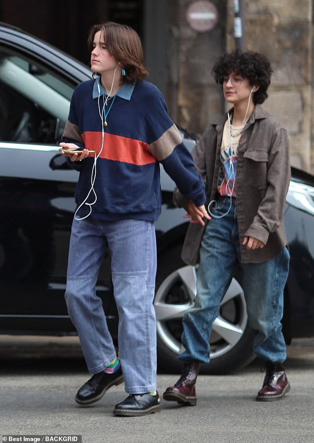 Der Teenager (links) hat eine immer engere Bindung zu seiner Stiefgeschwisterin Emme Maribel Muniz (rechts), der 16-Jährigen von Jennifer Lopez, entwickelt, die geschlechtsneutrale Pronomen verwendet.  Abgebildet im Jahr 2022