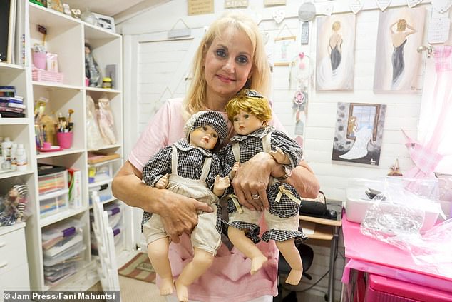 Lynn Emdin (im Bild), 59, ist stolze Besitzerin von 1.000 Porzellanpuppen, die sie in einem Schuppen im Garten unterbringt, der als „She Shed“ bekannt ist.