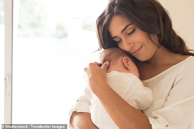 Eine Frau hält ein neugeborenes Baby im Arm (Archivbild)