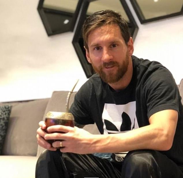 Lionel Messi ist für seine Vorliebe für Mate-Tee bekannt und man sieht ihn oft bei Spielen trinken