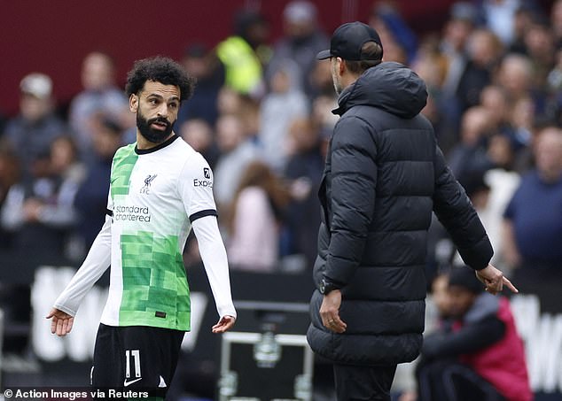 Gary Neville hat sein Urteil zum Streit an der Seitenlinie zwischen Mohamed Salah (links) und Jürgen Klopp (rechts) abgegeben.