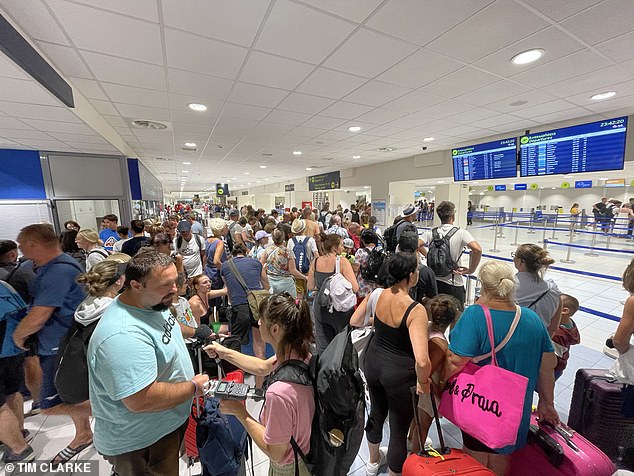 Tausende Urlauber wurden im vergangenen Juli aus ihren Hotels evakuiert und auf Rückführungsflüge verteilt