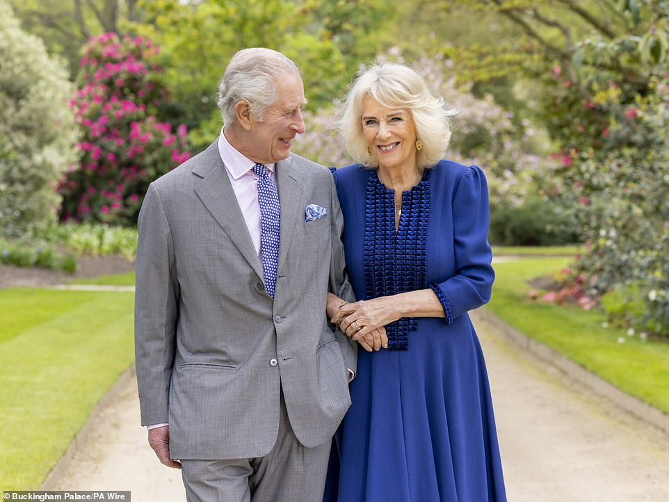 König Charles III. und Königin Camilla, aufgenommen von der Porträtfotografin Millie Pilkington, in den Buckingham Palace Gardens am 10. April, dem Tag nach ihrem 19. Hochzeitstag.  Das Bild wird heute anlässlich des ersten Jahrestages ihrer Krönung veröffentlicht