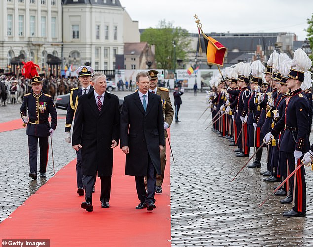 An anderer Stelle trugen der 69-jährige Großherzog und der 64-jährige König Philippe von Belgien elegante Anzüge, während sie miteinander gingen und plauderten