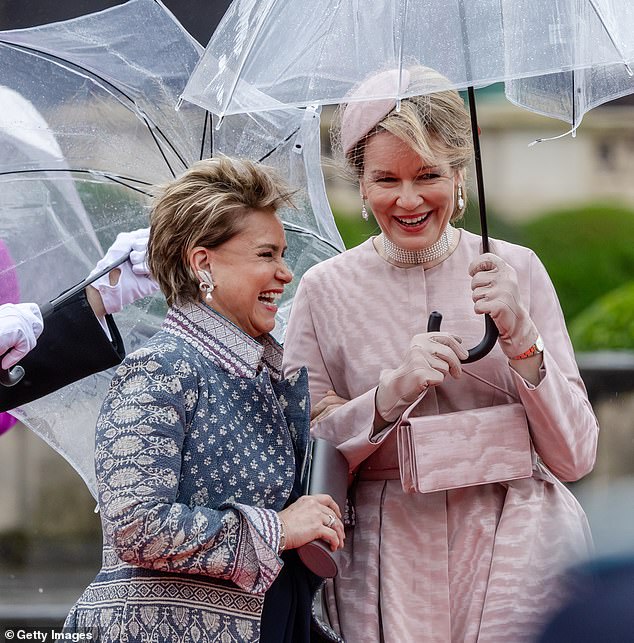 Die Großherzogin von Luxemburg war in bester Stimmung, als sie und die Königin von Belgien unter einem Regenschirm saßen und sich unterhielten