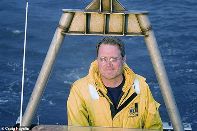 Hayslip schloss 1982 sein Zoologiestudium an der University of Washington ab.  Heute arbeitet er für das Hatfield Marine Science Center der Oregon State University in Newport