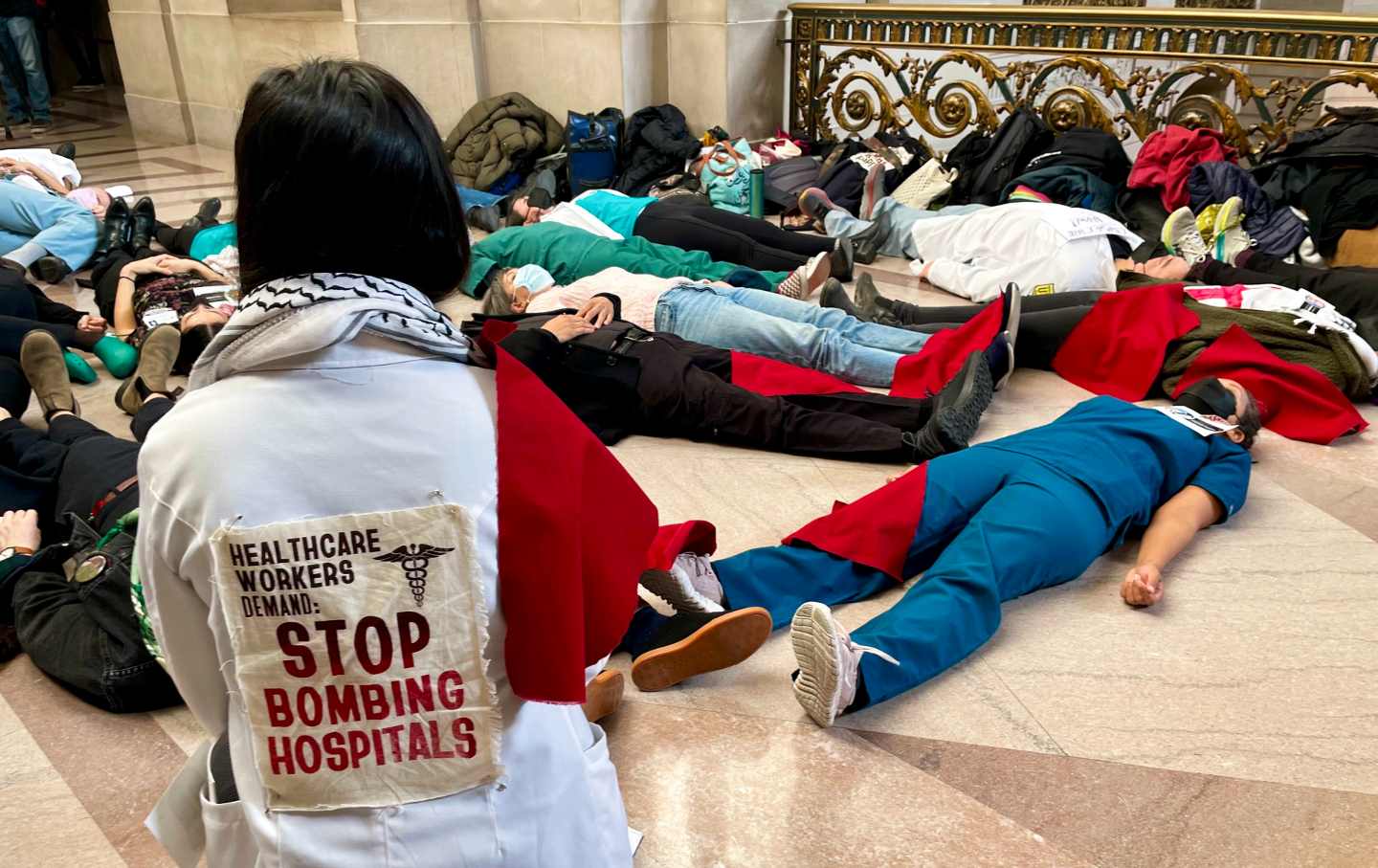 Am 8. Januar 2024 veranstalten Mitarbeiter des Gesundheitswesens im Rathaus von San Francisco einen Protestmarsch, um gegen den Angriff auf Gaza zu protestieren.