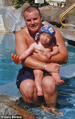 Gary Barlow, links im Bild, im Jahr 2001, als er 16,5 Pfund wog