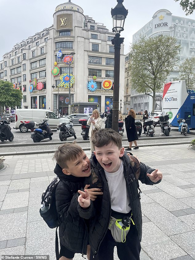 Brody, 11, (rechts) und Romeo, 7, (links) lächeln alle in Paris, um den großen 40. Geburtstag ihrer Mutter zu feiern