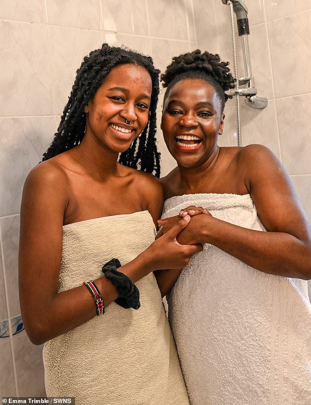 Die Psychologin Angela Karanja, 48, und ihre Tochter Dee, 18, aus Banbury.  Sie duschen und baden gemeinsam, um eine positive Körperhaltung zu fördern