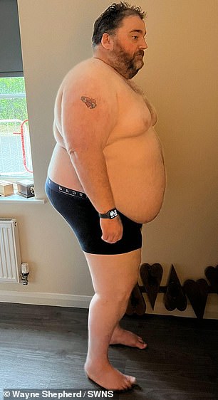 Vorher: Sein Gewicht sank bald und er verlor in weniger als zwei Jahren 24 Kilo.  Mittlerweile wiegt Wayne 11 Kilo und hat am ganzen Körper überschüssige Haut