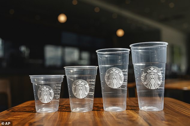 Der Kaffeeriese wird im nächsten Monat Einwegbecher auf den Markt bringen, um die mehr als 35 Millionen Pfund Plastik zu bekämpfen, die seine Kunden wegwerfen, wenn sie ihre Eisgetränke ausgetrunken haben