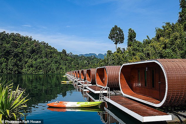 Das Phutawan Raft House in Thailand ist ein bemerkenswertes schwimmendes Resort, das aus 32 Kabinen besteht, die nur mit dem Boot erreichbar sind