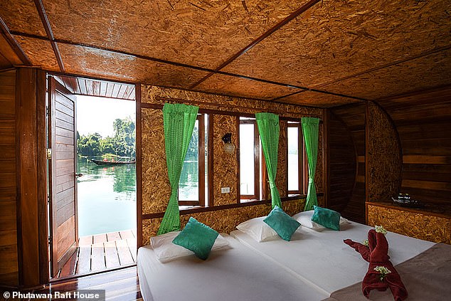 Oben ist eine der Kapselkabinen des Phutawan Raft House zu sehen.  Jedes Zimmer verfügt über eine eigene kleine Terrasse, aber kein Badezimmer