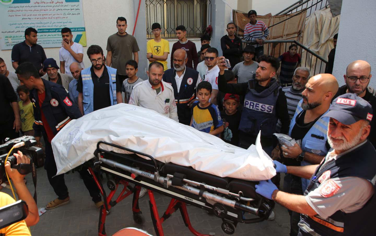 Am 3. April 2024 bereiten sich Menschen auf die Überführung der Leiche eines WCK-Mitarbeiters von World Central Kitchen vor, der durch israelische Luftangriffe in der Nähe des Grenzübergangs Rafah im südlichen Gazastreifen getötet wurde.