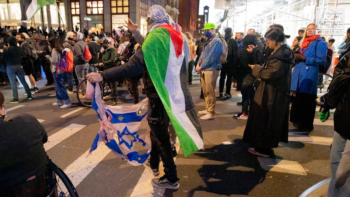 Hunderte antiisraelische Agitatoren veranstalten eine Demonstration vor der Stern School of Business der NYU in Manhattan