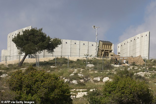 Israels Iron Dome wurde 2011 zum ersten Mal in Betrieb genommen und wurde vor über einem Jahrzehnt zum ersten Mal auf die Probe gestellt, als Militante in Gaza im November 2014 innerhalb von acht Tagen schätzungsweise 1.500 Raketen auf Israel abfeuerten. Es ist bekannt, dass insgesamt mindestens 10 Iron Dome-Raketenbatterien existieren ( wie dieses oben abgebildete)