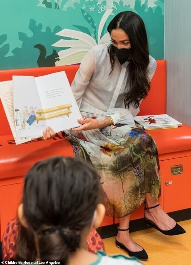Meghan setzte sich gestern hin und las den Kindern vor, als sie das Kinderkrankenhaus in LA besuchte