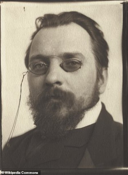 Es wurde 1912 von einem polnisch-amerikanischen Antiquar namens Wilfred Voynich (im Bild) (1865–1930) gekauft, woher auch sein Name stammt