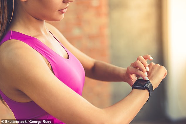 Die Wissenschaftler verwendeten einen Beschleunigungsmesser, der einem Fitbit ähnelt, um das Aktivitätsniveau der Teilnehmer zu bestimmen