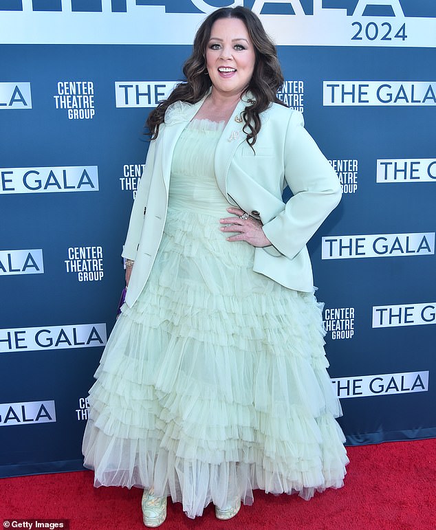 Melissa McCarthy rockte dieses Wochenende in einem glamourösen mintgrünen Kleid zu einer Gala in LA und sah neu schlank und großartig aus.
