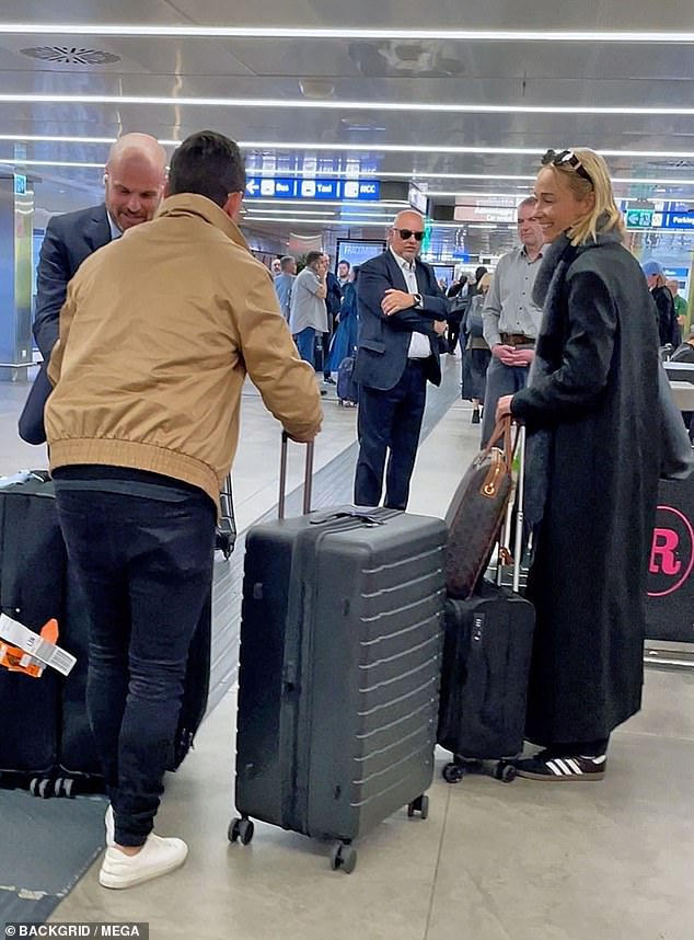 Als sie am Terminal ankamen, wurde Jade gesehen, wie sie zwei Gepäckstücke hinter sich herzog, während Dion dicht dahinter folgte