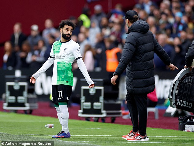 Mohamed Salah stritt sich mit Trainer Jürgen Klopp an der Seitenlinie, als dieser sich darauf vorbereitete, für Liverpool beim 2:2-Unentschieden gegen West Ham am Samstag eingewechselt zu werden