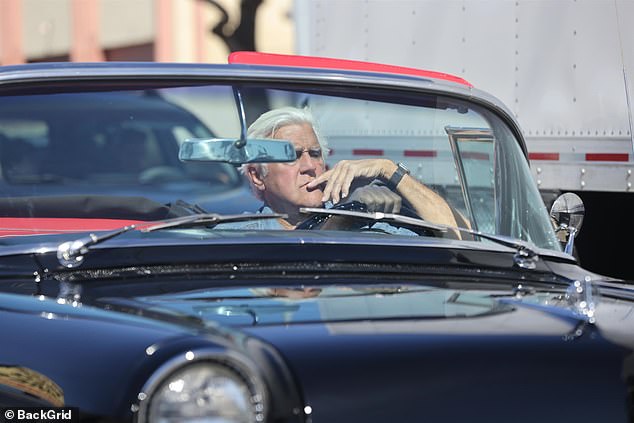 Jay Leno wurde gesehen, wie er in seinem 1957er Buick Roadmaster durch Los Angeles fuhr – einen Tag, nachdem ihm offiziell die Vormundschaft für seine Frau Mavis Leno übertragen worden war