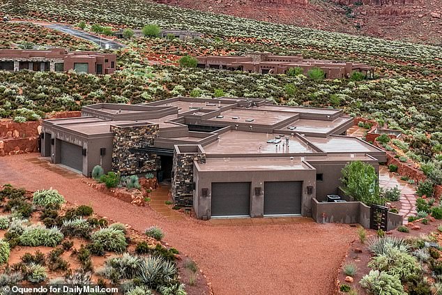Jodi Hildebrandts Villa in Utah wurde für fast 5 Millionen US-Dollar gelistet.  In diesem Haus hielten sie und Ruby Franke die kleinen Kinder der Mama-Bloggerin gefangen, während sie verhungerten und sie folterten