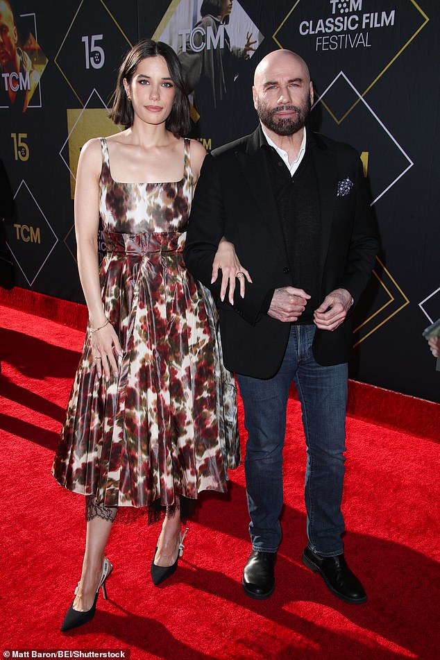 John Travolta betrat zusammen mit seiner Tochter Ella Bleu den roten Teppich, um den 30. Jahrestag seines Klassikers Pulp Fiction aus dem Jahr 1994 zu feiern.