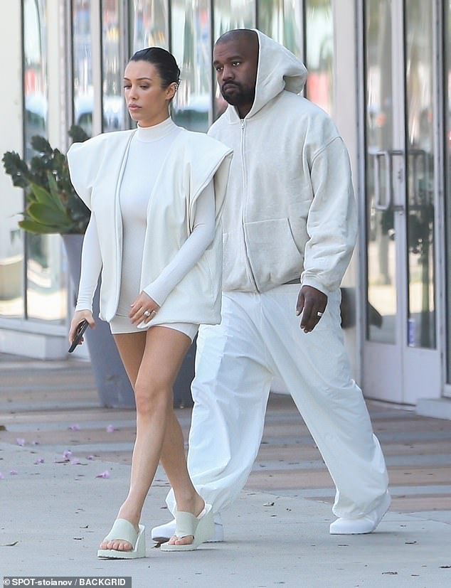 Kanye West und seine Frau Bianca Censori legten einen typisch provokanten Auftritt hin, als sie am Sonntag ausstiegen, nachdem der Rapper als Batterieverdächtiger eingestuft wurde, nachdem er angeblich einen Mann im Chateau Marmont geschlagen hatte
