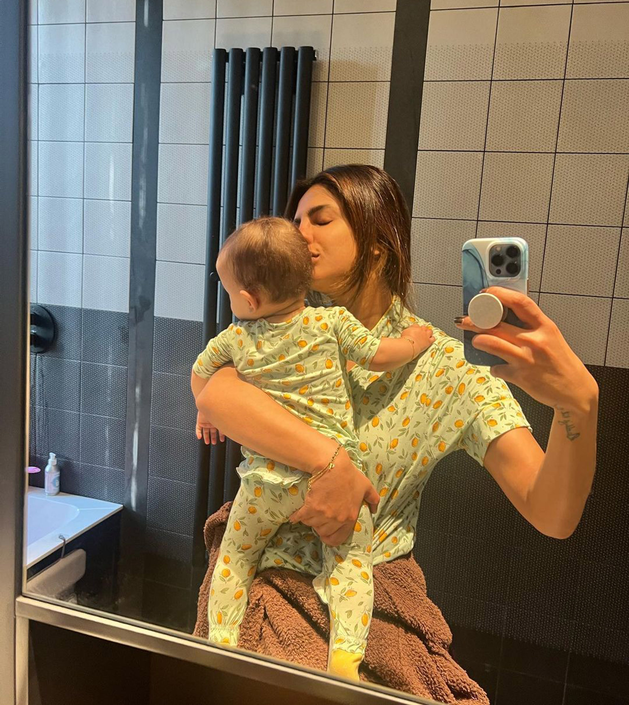 Priyanka Chopra-Jonas passt zu Tochter Malti im Schlafanzug für ein Spiegel-Selfie