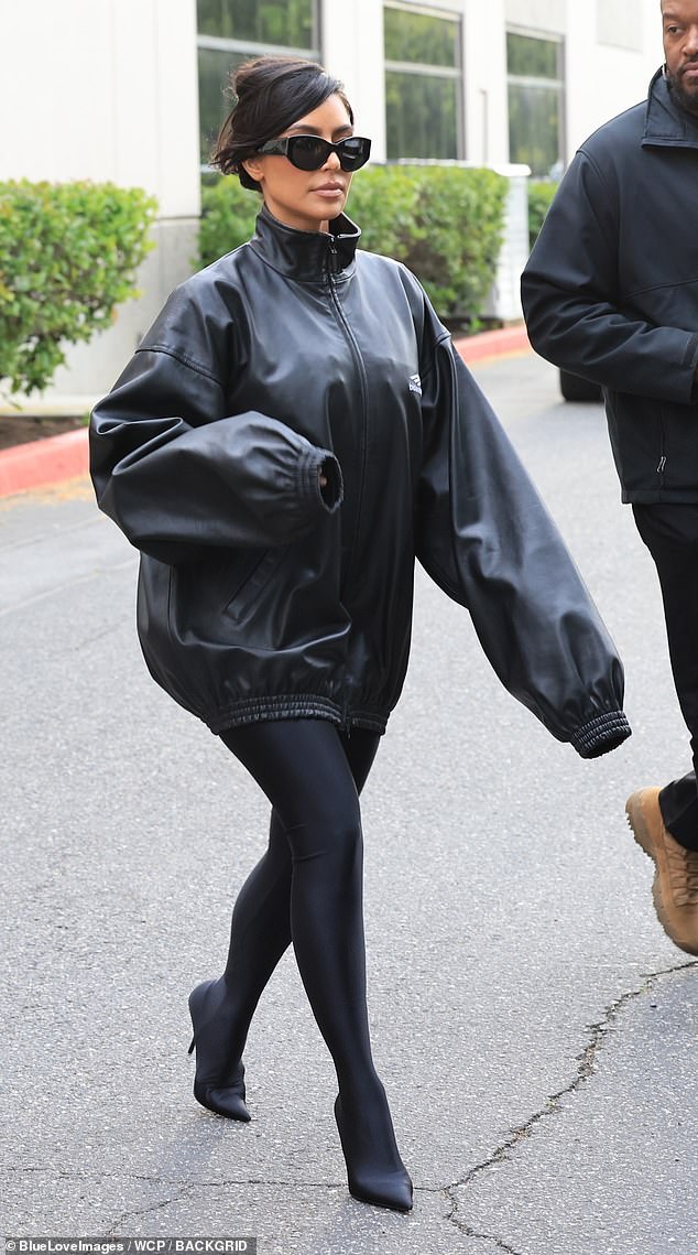 Kim Kardashian erschien am Freitag zum Basketballspiel ihres Sohnes Saint in einem komplett schwarzen Balenciaga-Look
