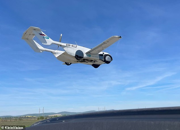 Der französische Komponist und Pionier der elektronischen Musik Jean-Michel Jarre ist der weltweit erste Passagier, der im fliegenden AirCar von KleinVision abhebt (im Bild)