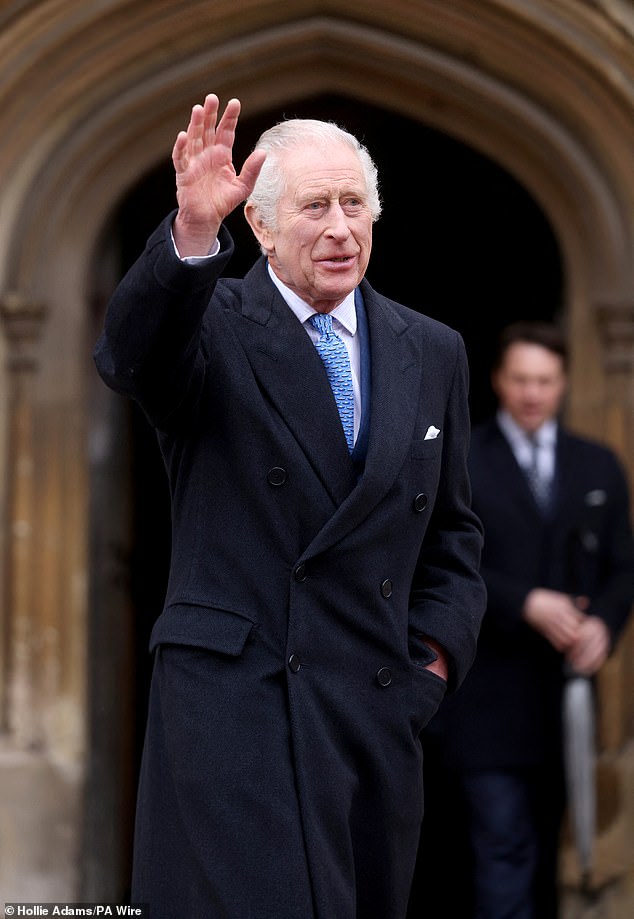 König Charles führte am Sonntag mit einem königlichen Fan einen komischen Austausch über ihren 17-jährigen Spaniel namens „Camilla“.