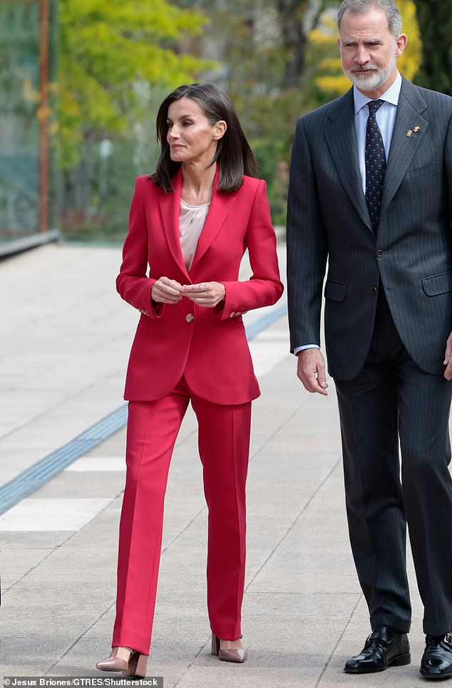Königin Letizia von Spanien (im Bild) trug einen auffälligen roten Hosenanzug, um an einer Veranstaltung zum Gedenken an die spanischen Olympioniken der Spiele 1992 teilzunehmen.  König Felipe (im Bild rechts), der an den Olympischen Spielen 1992 teilnahm, sah in einem Nadelstreifenanzug ebenso schick aus