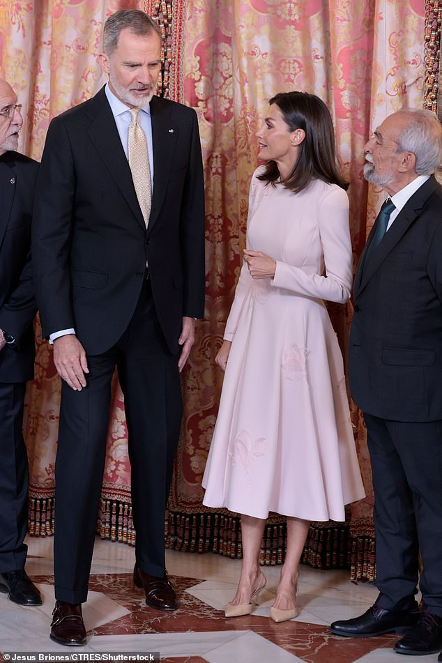 Die 51-jährige spanische Königin sah in einem blassrosa Blumenkleid elegant aus, als sie zusammen mit ihrem Ehemann König Felipe bei den Preisverleihungen in Madrid teilnahm