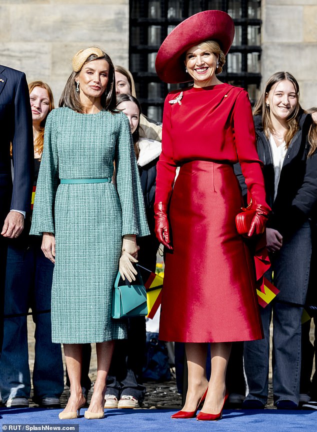 Königin Letizia von Spanien (links) und Königin Maxima der Niederlande (rechts) sahen gleichermaßen schick aus, als sie an der Begrüßungszeremonie auf dem Dam-Platz teilnahmen