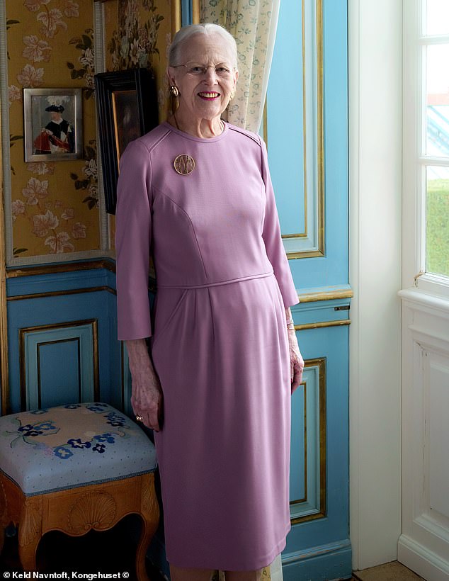 Königin Margrethe posiert in einem der Räume auf Schloss Fredensborg, während sie an wunderschön dekorierten blaugrünen Wänden lehnt