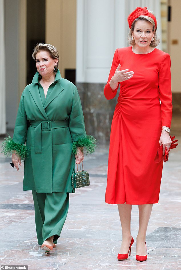 Königin Mathilde von Belgien und Großherzogin Maria Teresa von Luxemburg eröffneten am Mittwoch den zweiten Tag des königlichen Staatsbesuchs mit einem Rundgang durch eine Kunstausstellung in Brüssel