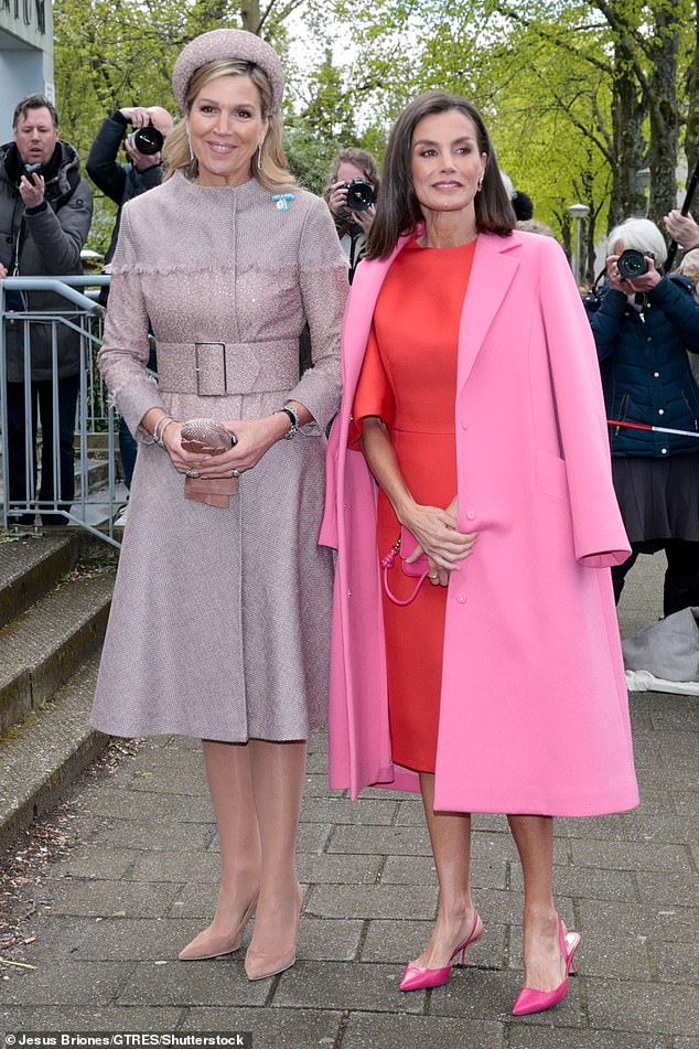 Königin Maxima (links) und Königin Letizia (rechts) sahen heute in Amsterdam in aufeinander abgestimmten rosa Outfits umwerfend aus