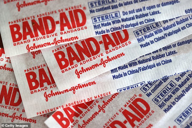 Vier Arten von Bandagen von Band-Aid für den Haushalt enthielten über 180 Teile pro Million organisches Fluor, einen entscheidenden Bestandteil der PFAS-Chemikalien